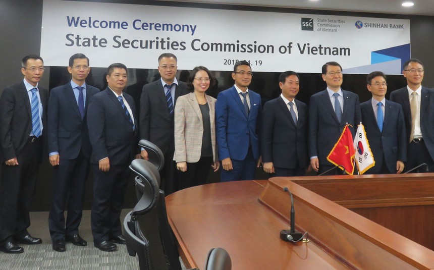 Mở rộng hợp tác quốc tế và tìm kiếm những giải pháp nâng tầm thị trường luôn là công việc được Ủy ban Chứng khoán Nhà nước đặc biệt quan tâm
Trong ảnh: Nhà quản lý làm việc tại Tập đoàn Shinhan Bank, Hàn Quốc trong chuỗi sự kiện xúc tiến đầu tư vào Việt Nam, tháng 4/2018