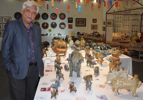 Nhà sử học Dương Trung Quốc giới thiệu bộ sưu tập lợn tại triển lãm. Ảnh: PV.