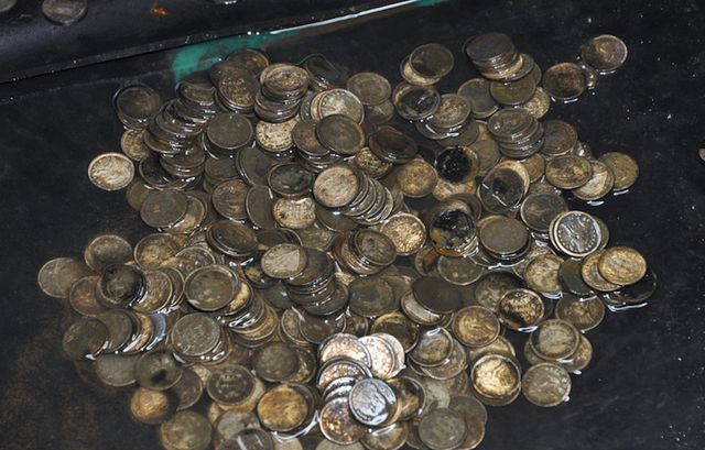 Tổng cộng trong hòm tiền có 9.877 đồng xu bằng bạc và vàng quý hiếm từ năm 1857.