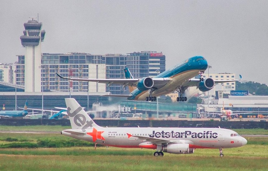 Máy bay của hãng hàng không Vietnam Airlines và Jetstar Pacific. (Ảnh: Anh Tuấn/Vietnam+).