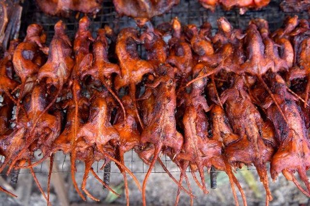 Chuột đồng nướng: Món ăn vặt rẻ tiền mà ngon “khó cưỡng“