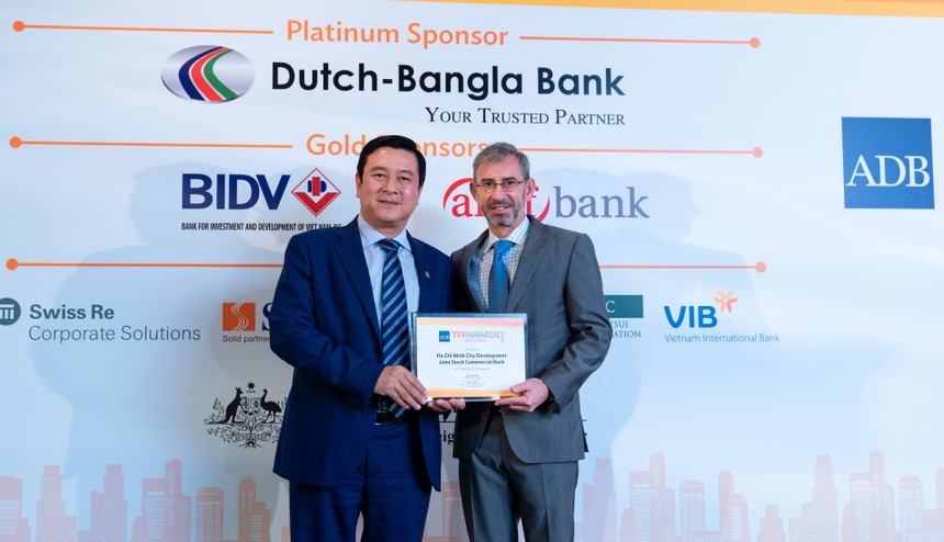 Ông Trần Hoài Nam, Phó tổng giám đốc, đại diện HDBank nhận giải “Green Deal Award” tại Singapore.