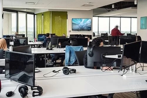 Nơi làm việc của các kiểm duyệt viên Facebook ở Mỹ. Ảnh: Verge.