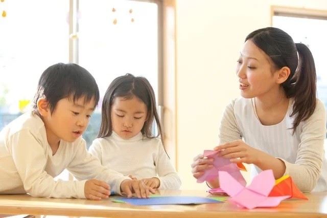 Trẻ tiếp xúc quá sớm với những quy củ ở trường lớp, thì có thể sẽ sớm mất sự sáng tạo. Ảnh: Youngparents.