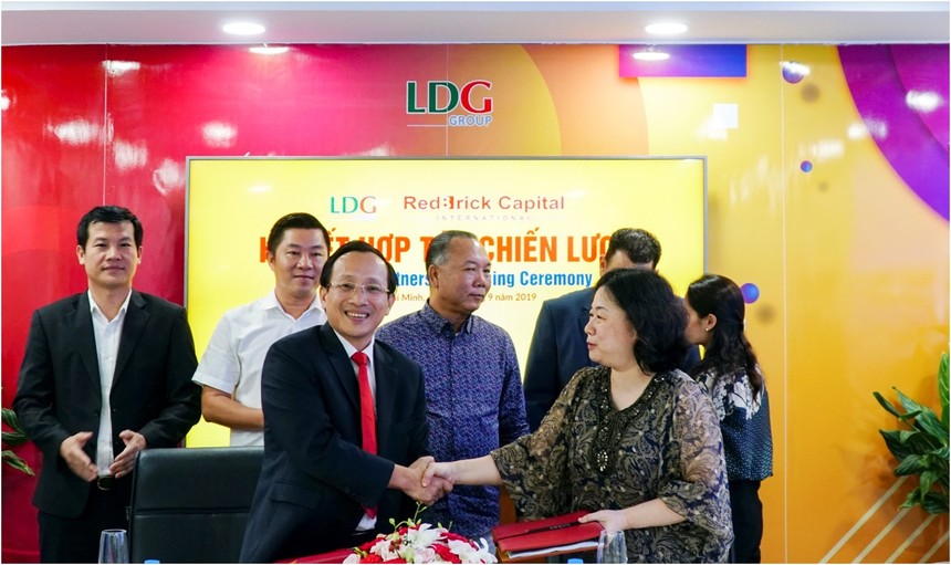 Đại diện quỹ đầu tư quốc tế Red Brick Capital và LDG Group ký kết hợp tác chiến lược.