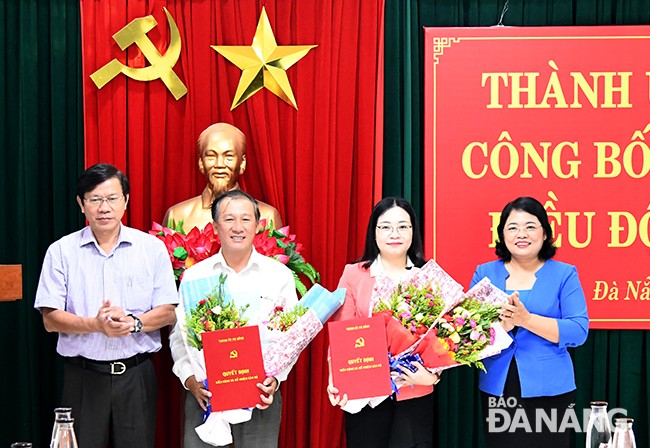 Trưởng ban Tổ chức Thành ủy Đà Nẵng Võ Văn Thương và Chủ nhiệm Ủy ban Kiểm tra Thành ủy Đà Nẵng Huỳnh Thị Tam Thanh trao quyết định và chúc mừng các đồng chí: Trần Văn Đông, Mai Thị Ánh Hồng. Ảnh báo Đà Nẵng.