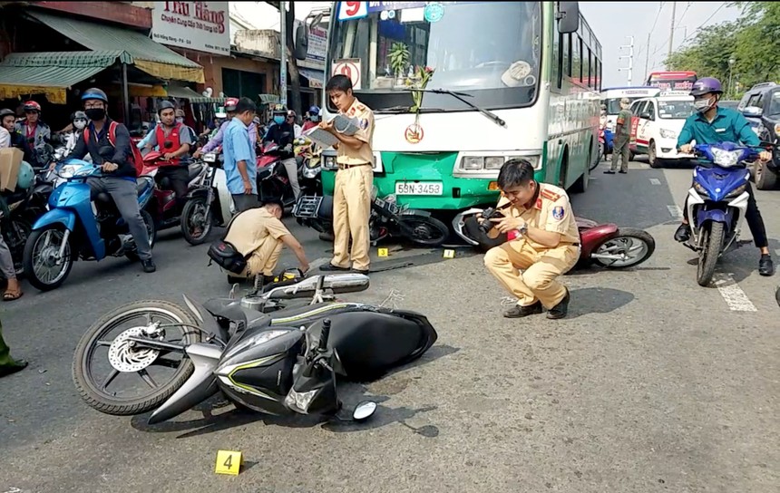 Lực lượng CSGT khám nghiệm hiện trường.