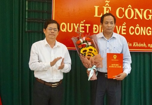Phó Bí thư Thường trực Tỉnh ủy, Chủ tịch HĐND tỉnh Khánh Hòa Nguyễn Tấn Tuân trao quyết định cho đồng chí Nguyễn Văn Ghi.