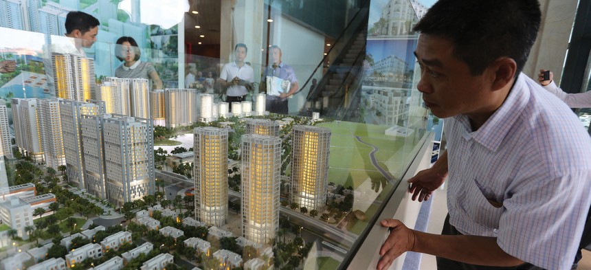 Tín dụng tiêu dùng phục vụ nhu cầu 
bất động sản có rủi ro cao, thời hạn vay dài, việc sử dụng vốn vay không tạo ra thu nhập, nguồn trả nợ chủ yếu từ các nguồn thu nhập khác của khách hàng... nên cần thận trọng.