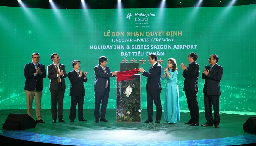 Ông Nguyễn Trùng Khánh - Tổng cục trưởng Tổng cục du lịch trao chứng nhận 5 sao cho Holiday Inn & Suites Saigon Airport.