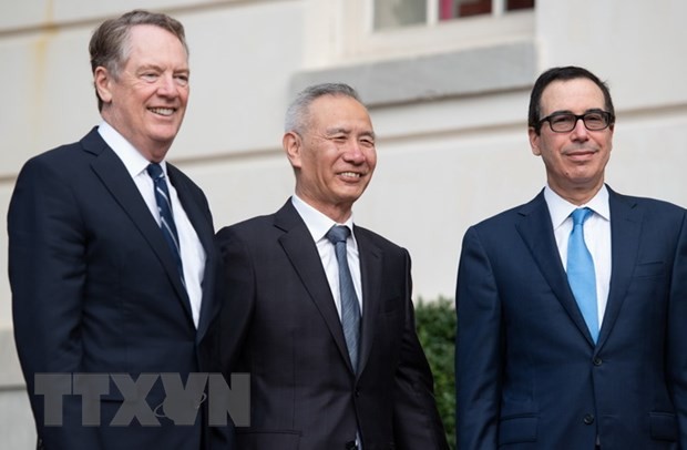 Bộ trưởng Tài chính Mỹ Steven Mnuchin (phải), Đại diện Thương mại Mỹ Robert Lighthizer (trái) và Phó Thủ tướng Trung Quốc Lưu Hạc tại vòng đàm phán thương mại tại Washington DC., ngày 10/10/2019. (Ảnh: AFP/TTXVN).