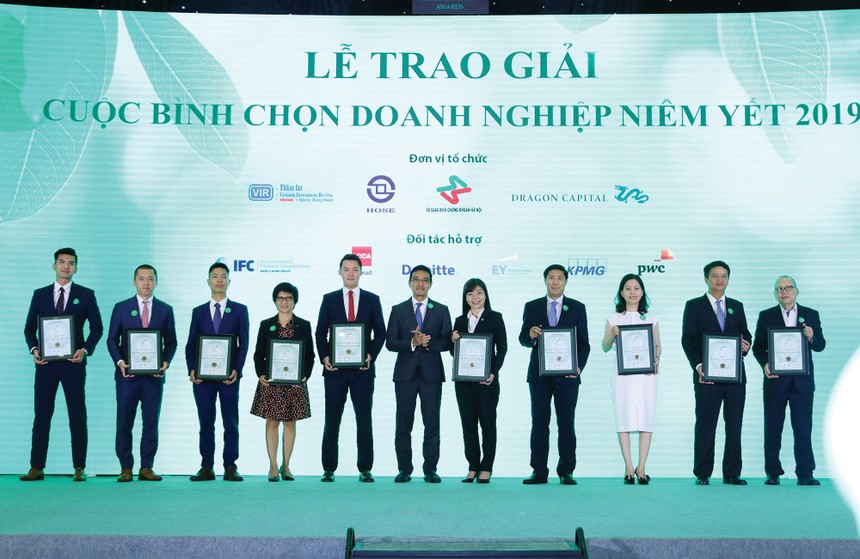 Tại Việt Nam, nhiều doanh nghiệp đã tiên phong thực hiện chiến lược phát triển bền vững và có sự cải tiến liên tục hàng năm nhằm tăng hiệu quả 
cho chính mình và cộng đồng. Phần lớn trong số này cũng đồng thời được ghi nhận có báo cáo thường niên tốt nhất hàng năm.