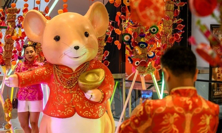 Một phụ nữ chụp ảnh tại cửa hàng trang trí mừng Tết Nguyên đán ở Thái Lan hôm nay. Ảnh: AFP.