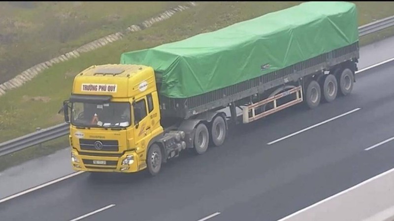 Tài xế điều khiển chiếc xe tải lùi trên đường cao tốc Hà Nội - Hải Phòng. 
Ảnh cắt từ camera.