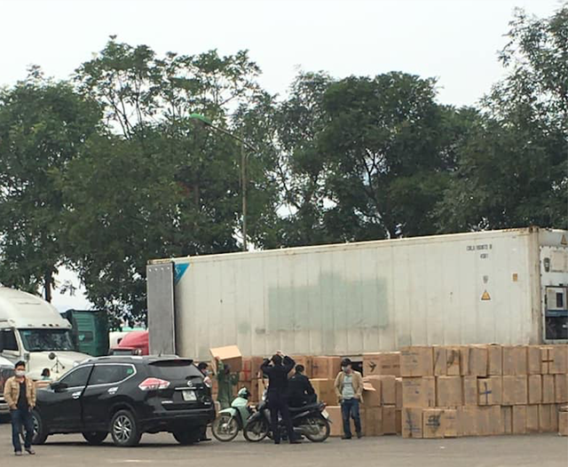 Hiện trường chiếc xe chở hơn I triệu chiếc khẩu trang bị phát hiện ở cửa khẩu quốc tế Kim Thành ( Lào Cai) ngày 2I/2.