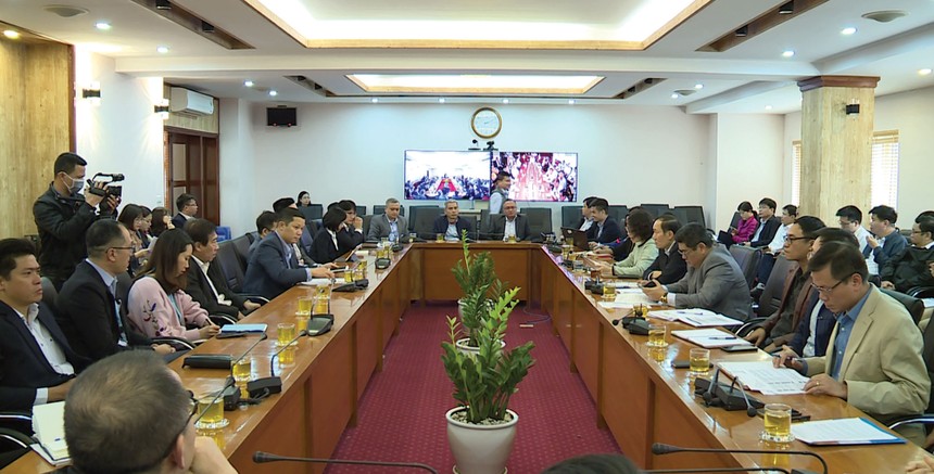 Tại cuộc họp của UBCK với 40 công ty chứng khoán và 20 công ty quản lý quỹ ngày 4/3/2020, CEO MBS cho rằng, tất cả các tổ chức tài chính trung gian đều mong thị trường tốt, vì thế cần bình tĩnh ứng phó với đại dịch, cần suy nghĩ tích cực và lan tỏa suy nghĩ tích cực đến nhà đầu tư.