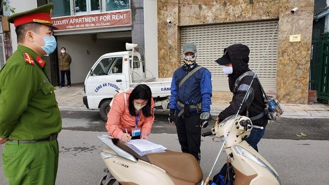 Lực lượng chức năng phường Trúc Bạch xử phạt người ra đường không thuộc diện cần thiết. Ảnh: UBND phường Trúc Bạch.