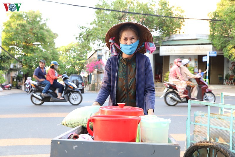 Nhiều người bán hàng rong được nhận gạo từ các nhà hảo tâm. 