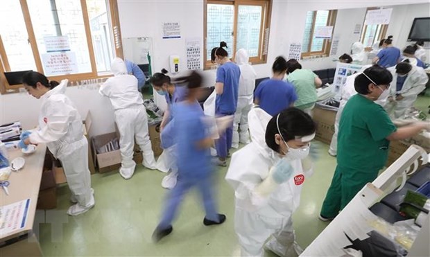 Nhân viên y tế làm nhiệm vụ tại một bệnh viện ở Daegu, Hàn Quốc ngày 9/4/2020. (Ảnh: Yonhap/TTXVN).