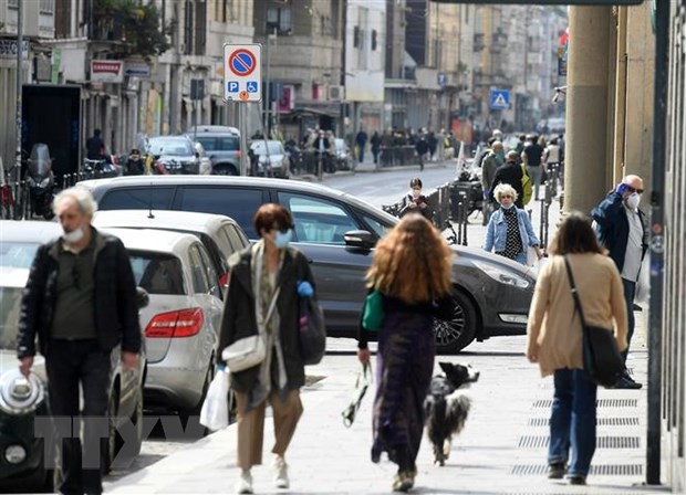 Người dân đeo khẩu trang nhằm ngăn chặn sự lây lan của dịch COVID-19 tại Milan, Italy ngày 18/4/2020. (Nguồn: THX/TTXVN).