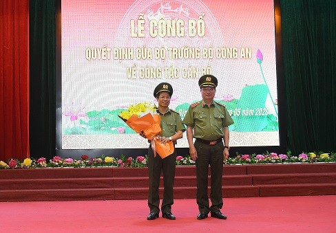 Thượng tướng Nguyễn Văn Thành trao quyết định và chúc mừng Đại tá Phạm Hồng Tuyến.