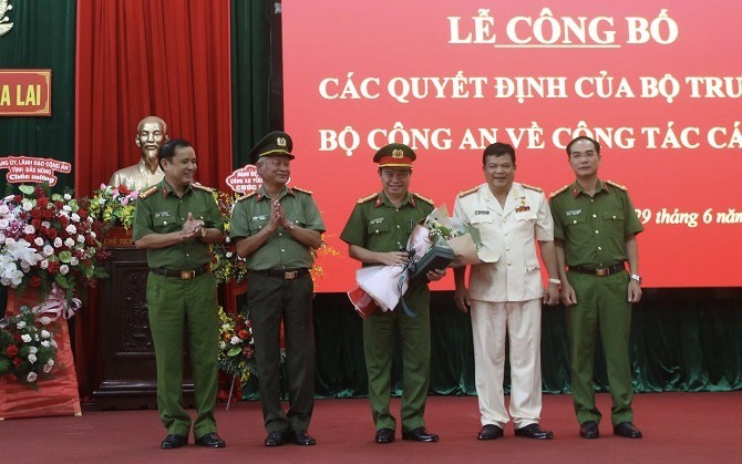 Ông Rah Lan Lâm (áo trắng) được bổ nhiệm giữ chức Giám đốc Công an tỉnh Gia Lai.