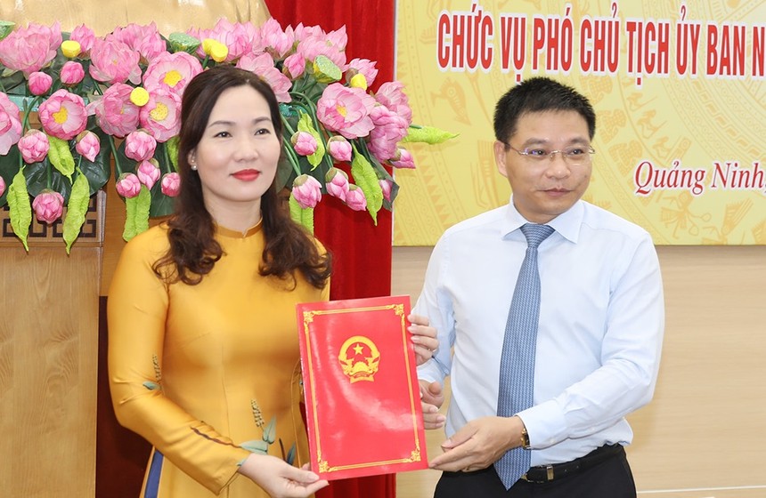 Chủ tịch UBND tỉnh Quảng Ninh Nguyễn Văn Thắng trao quyết định và chúc mừng tân Phó Chủ tịch Nguyễn Thị Hạnh.