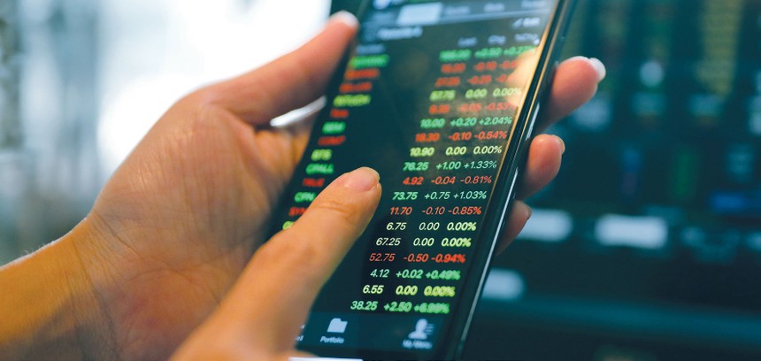 Giá vàng và USD giảm, tiền có chọn chứng khoán?