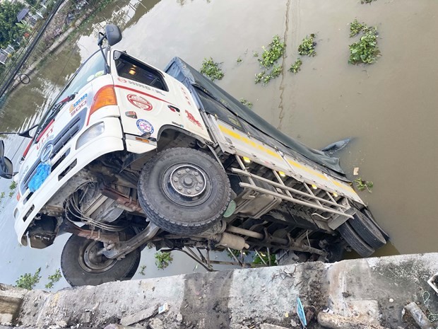 Xe ôtô tải rơi xuống sông sau khi làm sập nhịp giữa của cầu Thiên Hộ (xã Thiên Hộ, huyện Cái Bè, Tiền Giang). (Ảnh: Hữu Chí/TTXVN).