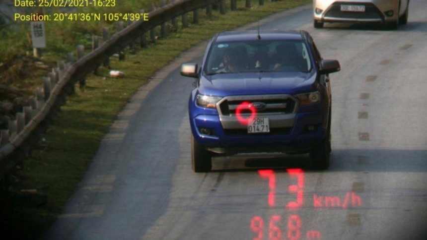 Chiếc xe bán tải vượt quá tốc độ quy định.