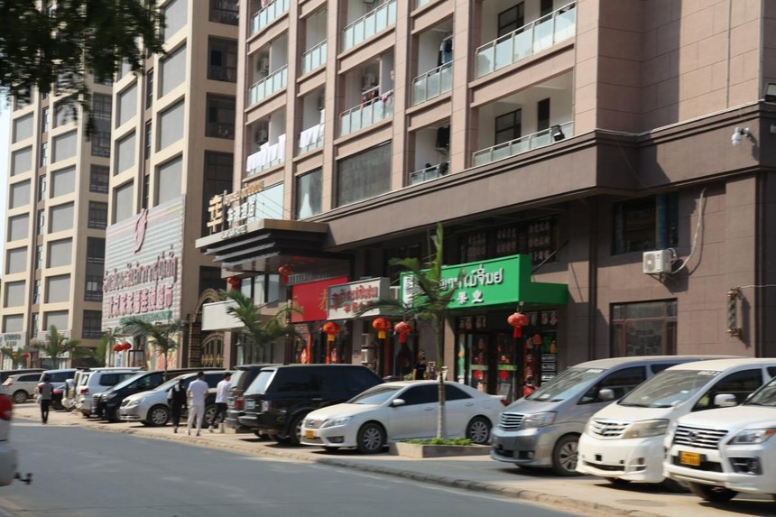 Tập trung hàng vạn lao động với nhiều loại hình dịch vụ, Đặc khu kinh tế Tam Giác Vàng đang trở thành điểm nóng lây nhiễm Covid-19 ở bắc Lào.