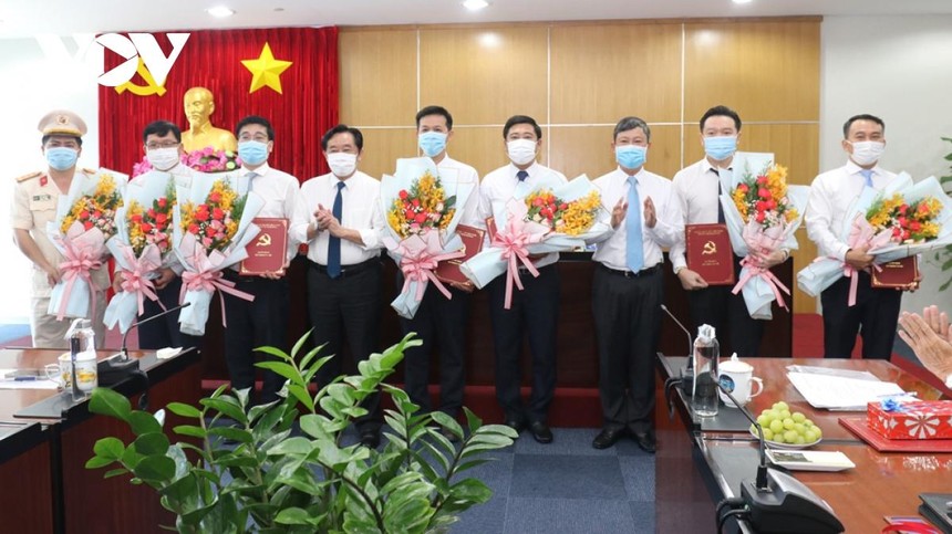 Trao quyết định bổ nhiệm lãnh đạo các sở, ngành ở Bình Dương.