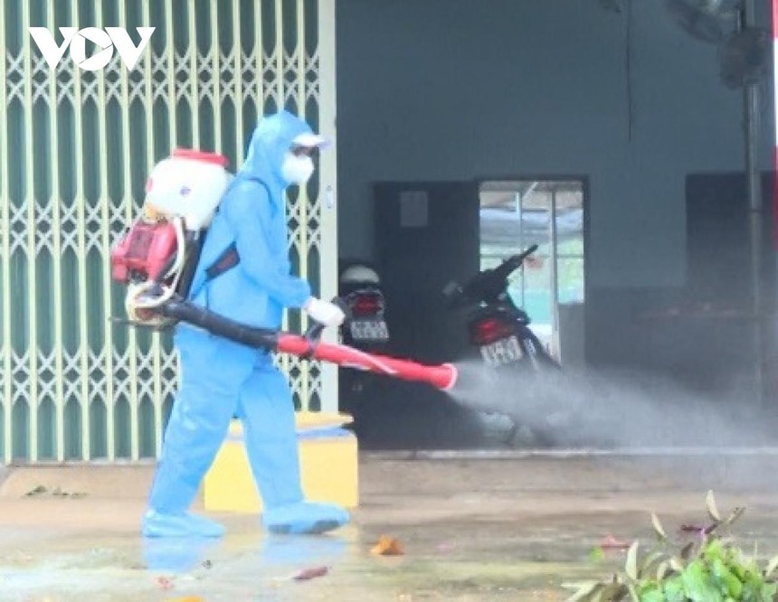 Ngành y tế khử khuẩn khu vực phát hiện ca bệnh.