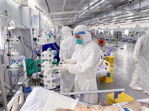 Điều trị cho bệnh nhân COVID-19 tại Trung tâm hồi sức tích cực trực thuộc Bệnh viện Việt Đức - đặt tại Bệnh viện Dã chiến số 13 (xã Bình Hưng, huyện Bình Chánh, Thành phố Hồ Chí Minh). (Ảnh: TTXVN).
