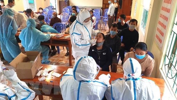 Cán bộ y tế lấy mẫu xét nghiệm người dân ở phường Ngọc Hà, thành phố Hà Giang, tỉnh Hà Giang. (Ảnh: Minh Tâm/TTXVN).
