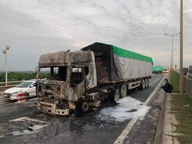 Phần đầu chiếc xe container bị thiêu trụi hoàn toàn. (Ảnh: TTXVN phát).