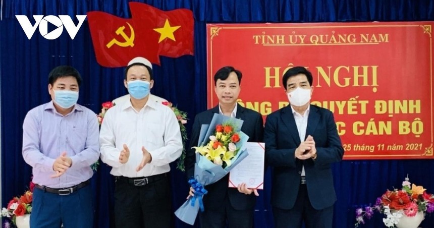 Ông Lê Văn Dũng (ngoài cùng bên phải), Phó Bí thư Thường trực Tỉnh ủy Quảng Nam trao Quyết định cho ông Quảng Văn Ngọc.