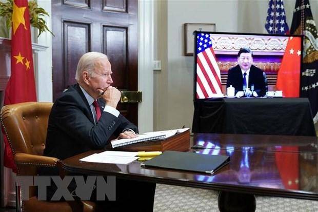 Tổng thống Mỹ Joe Biden (trái) và Chủ tịch Trung Quốc Tập Cận Bình trong cuộc họp trực tuyến ngày 15/11/2021. (Ảnh: AFP/TTXVN).