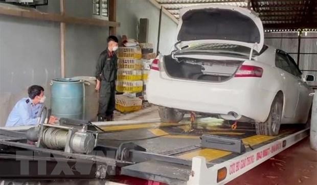 Niêm phong tạm giữ chiếc xe ô tô nhãn hiệu Camry biển kiểm soát nước ngoài, nghi vấn nhập lậu. (Ảnh minh họa: TTXVN phát)