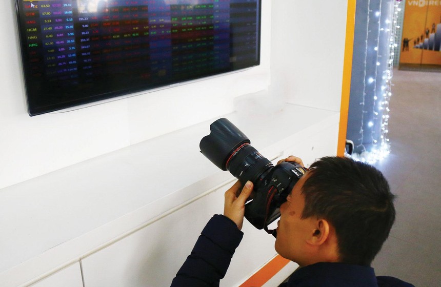 Phóng viên mảng chứng khoán cũng như nhà đầu tư cùng “ăn ngủ nghỉ” với thị trường.