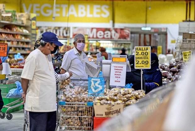 Người dân mua sắm tại một siêu thị ở Malaysia. (Nguồn: theborneopost.com).