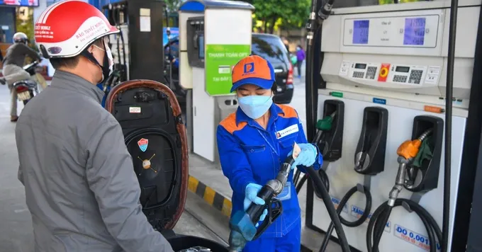 Giá xăng giảm lần thứ 3 liên tiếp (Ảnh: Mạnh Quân).