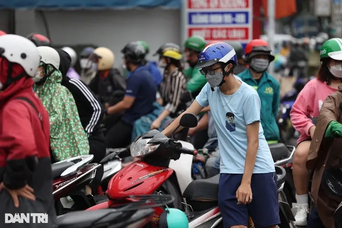 Nguồn cung xăng dầu đang bị đặt dấu hỏi, trong khi cơ quan quản lý luôn khẳng định đủ hàng bán (Ảnh: Trần Đạt).