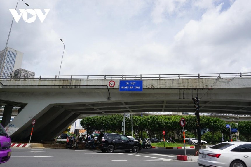 Sở GTVT TP.HCM yêu cầu khắc phục sự cố cầu vượt Nguyễn Hữu Cảnh trước Tết dương.