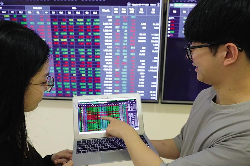 Không dễ mua cổ phiếu quỹ