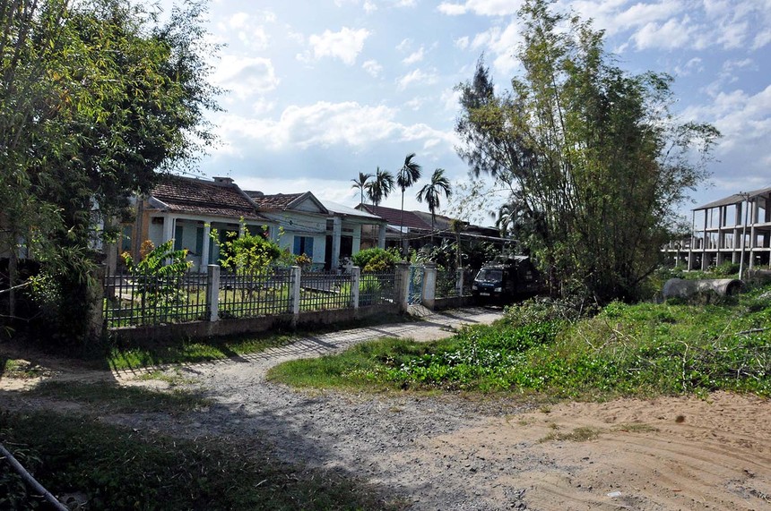 Những hộ dân tại tổ 7 (khối phố Viêm Minh, phường Điện Ngọc) đang mắc kẹt tại Dự án Tuyến đường ĐT 603 nối dài. Ảnh: Hoàng Anh.