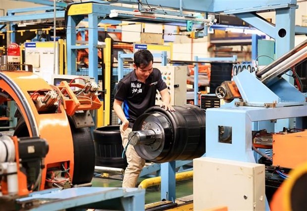 Công nhân làm việc tại nhà máy sản xuất lốp ôtô của Công ty Trách nhiệm Hữu hạn Sailun Việt Nam, Khu Công nghiệp Phước Đông, huyện Gò Dầu (tỉnh Tây Ninh). (Ảnh: Hồng Đạt/TTXVN).