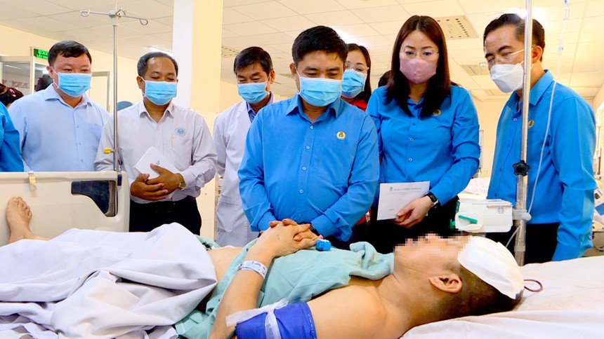 BHXH Đồng Nai thăm hỏi, hỗ trợ các nạn nhân trong vụ nổ lò hơi.