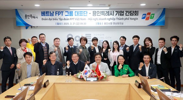 Ông Nguyễn Văn Khoa, Tổng giám đốc FPT cùng đại diện các công ty thành viên gặp gỡ Phó Thị trưởng thứ nhất Ryu Gwang-yeol và lãnh đạo các doanh nghiệp Hàn Quốc tại Tòa thị chính.