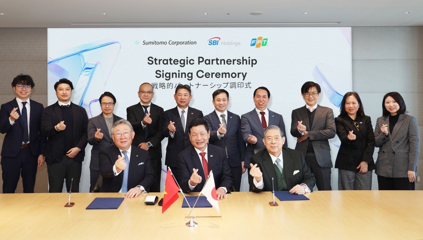 Ông Trương Gia Bình - Chủ tịch HĐQT kiêm Nhà sáng lập Tập đoàn FPT cùng Ông Yoshitaka Kitao – Giám đốc Đại diện, Chủ tịch kiêm Tổng Giám đốc Tập đoàn SBI Holdings; và Ông Toshikazu Nambu – Giám đốc, Phó Chủ tịch Tập đoàn Sumitomo, trong lễ ký kết thỏa thuận hợp tác chiến lược.